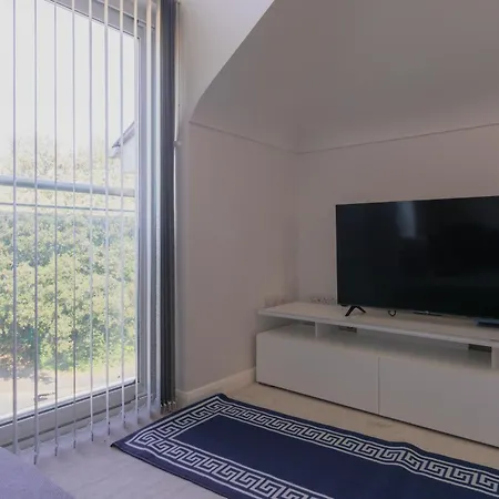 Central And Peaceful Two Bedroom Flat In Town-3